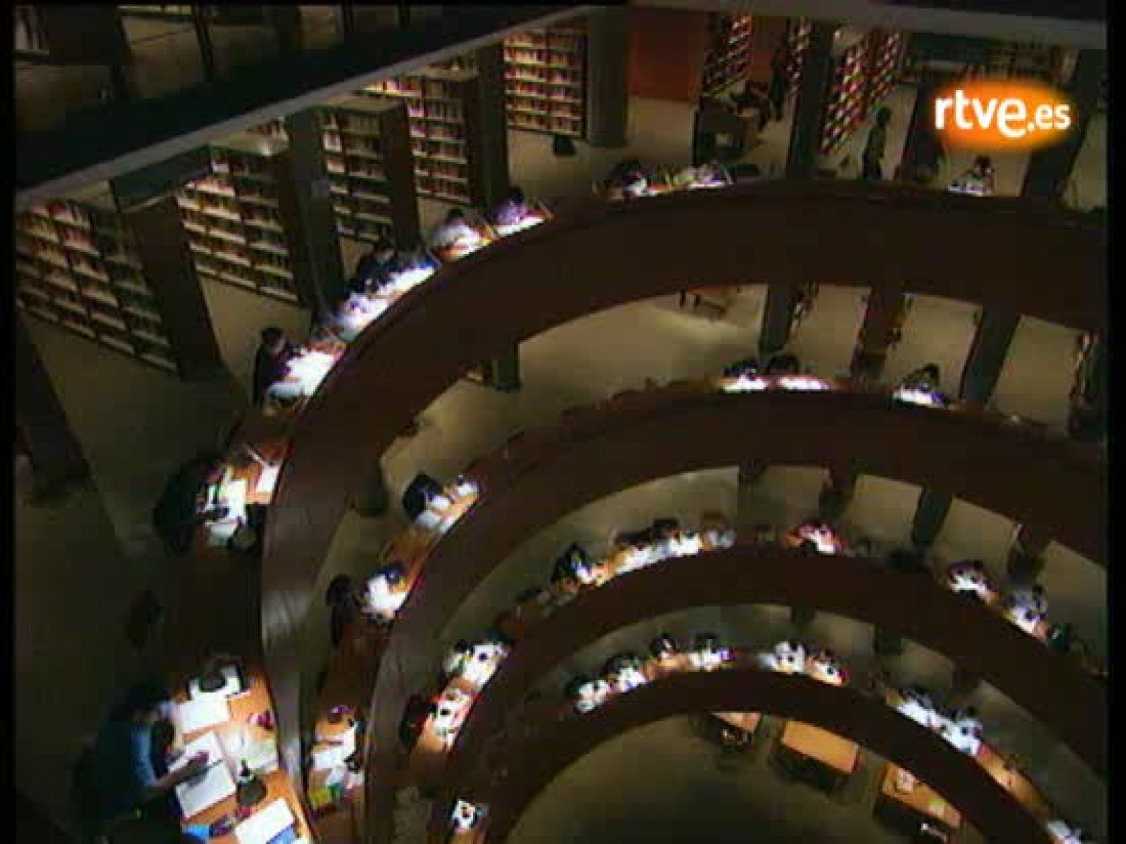 Informe Semanal analiza como la UNED ha dado la oportunidad a miles de personas de estudiar una carrera.