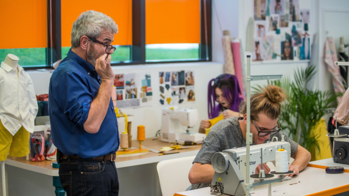 Maestros de la costura - El jurado sorprende con un cambio de equipos