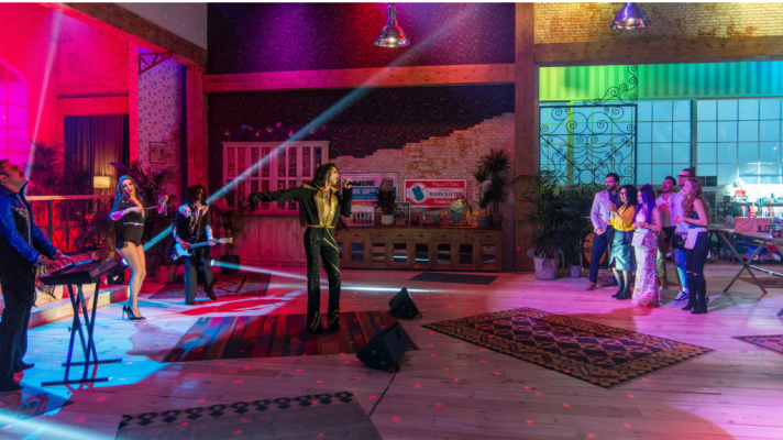 Maestros de la costura - Las Nancys Rubias actúan con los trajes de los aprendices