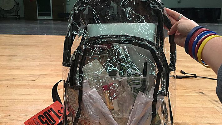 Telediario 1 - Los alumnos del instituto de Florida que sufrió al tiroteo, con mochilas transparentes