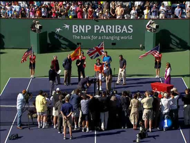 El campeón recibe su trofeo | Ver