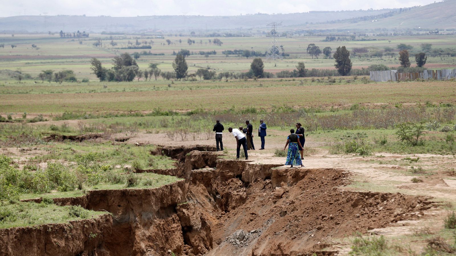 Una grieta gigante de varios kilómetros ha aparecido en Kenia y, según diferentes geólogos, podría dividir en un futuro el continente africano en dos. La enorme grieta apareció en una carretera principal de Mai Mahiu, una ciudad situada en la zona de