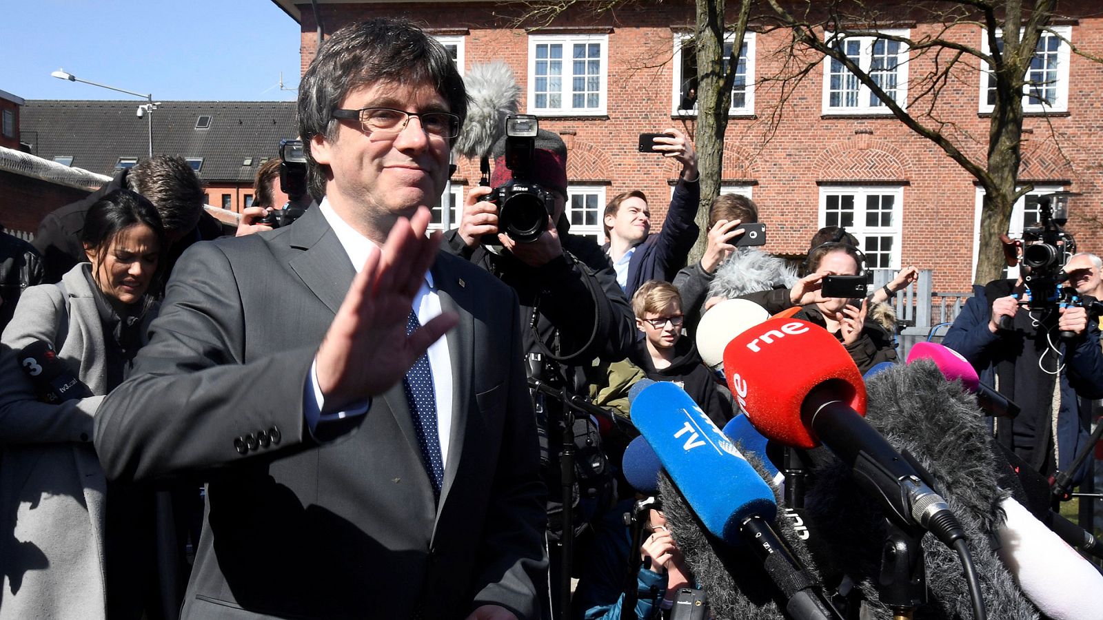 Puigdemont sale de la cárcel alemana: "Es una vergüenza para Europa tener presos políticos"
