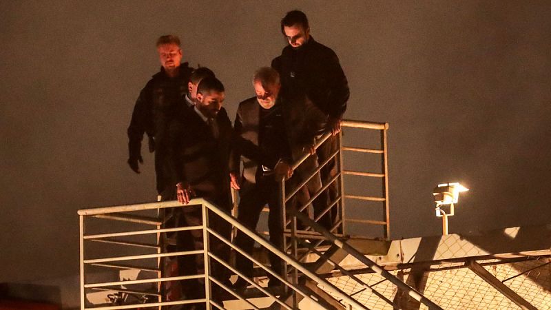 Lula ingresa en la prisión de Curitiba tras entregarse a la Policía Federal - Informativo 24h | Ver