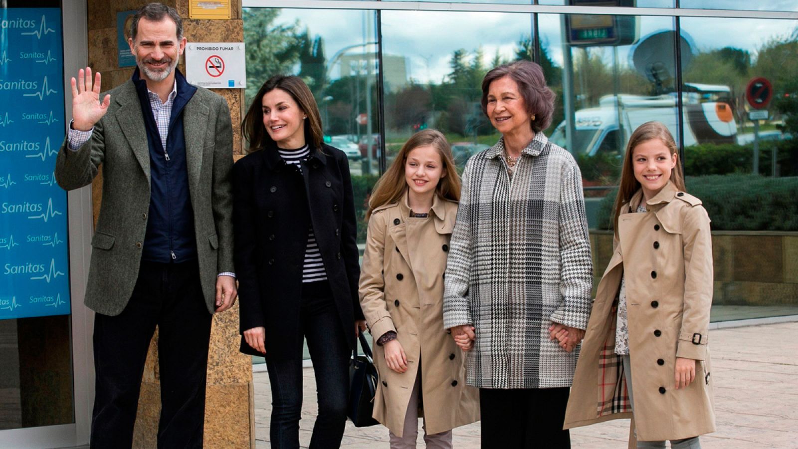 El rey Juan Carlos evoluciona favorablemente de la operación de rodilla y pasa a planta