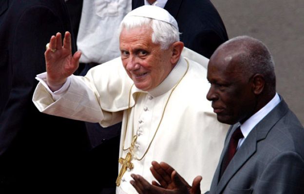  - El Papa abandona Angola