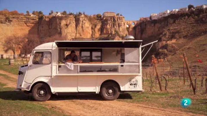 Las rutas Capone - Huevos con cebolla, ajo porro y chorizo asado