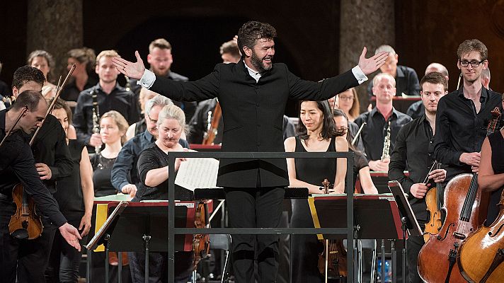 Telediario 1 - Pablo Heras Casado dirige a un coro infantil contra la exclusión social