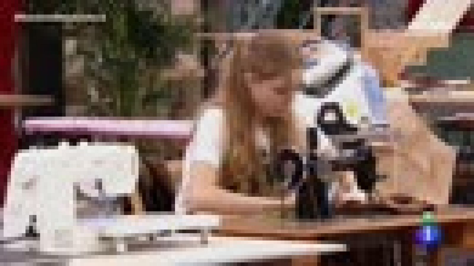 Maestros de la costura - La aguja de la máquina atraviesa el dedo de Alicia