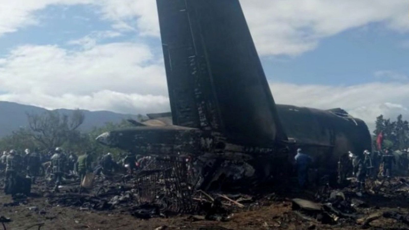 Se estrella en Argelia un avión militar con un centenar de soldados a bordo
