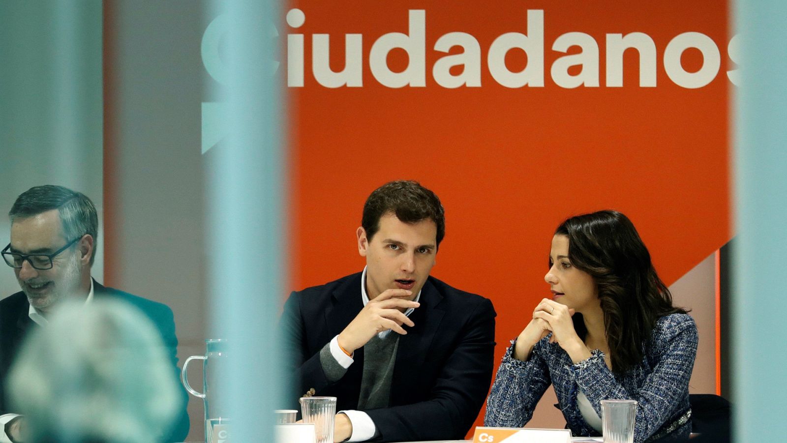 Ciudadanos, en el foco de PSOE y Podemos para quitar a Cifuentes de la Presidencia de Madrid