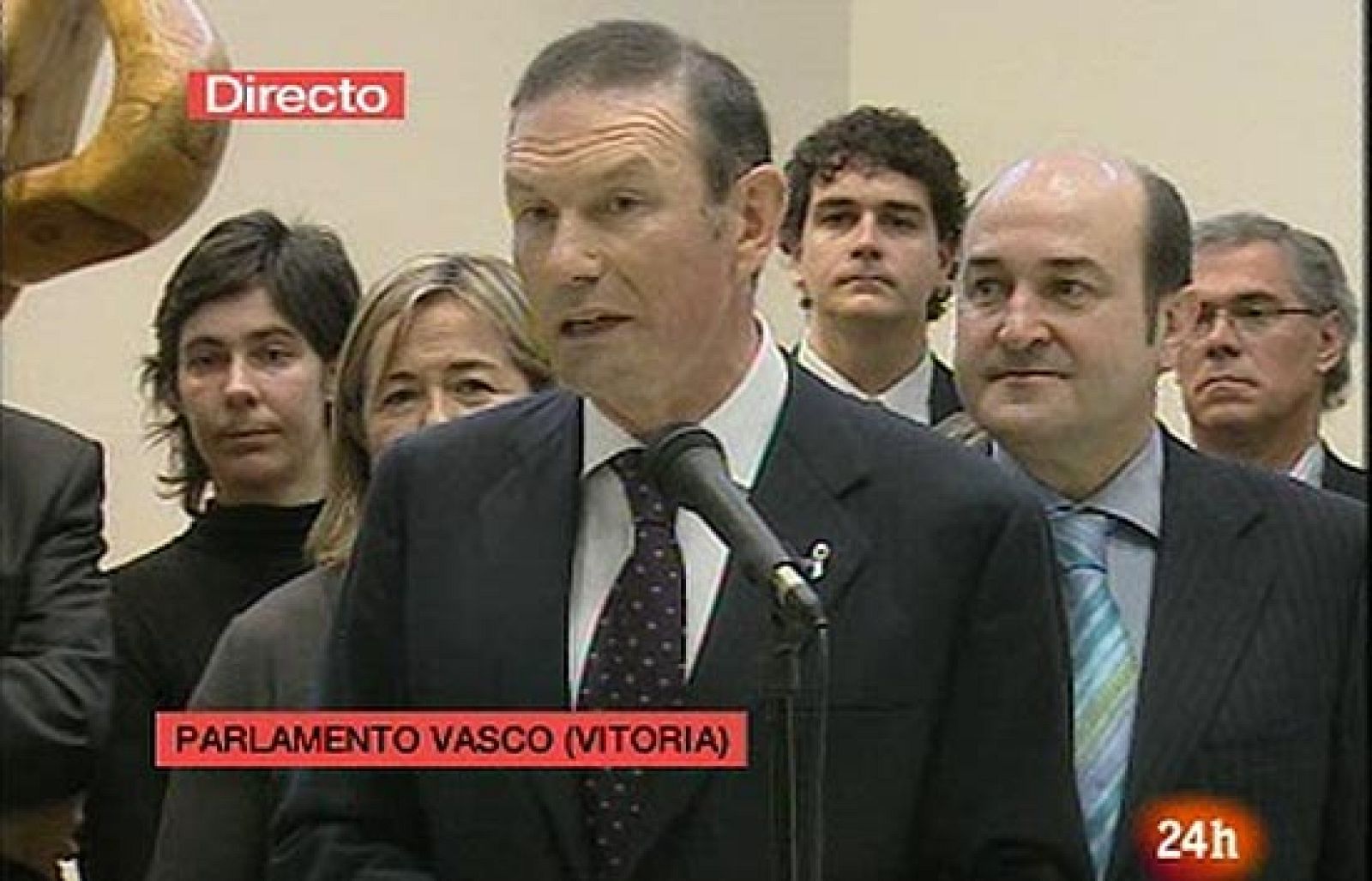 El candidato a lehendakari por el PNV, Juan José Ibarretxe, ha dicho que la sociedad vasca le ha elegido a él para liderar políticamente el País Vasco y ha señalado que tiene "80.000 razones más que Patxi López para ser lehendakari.