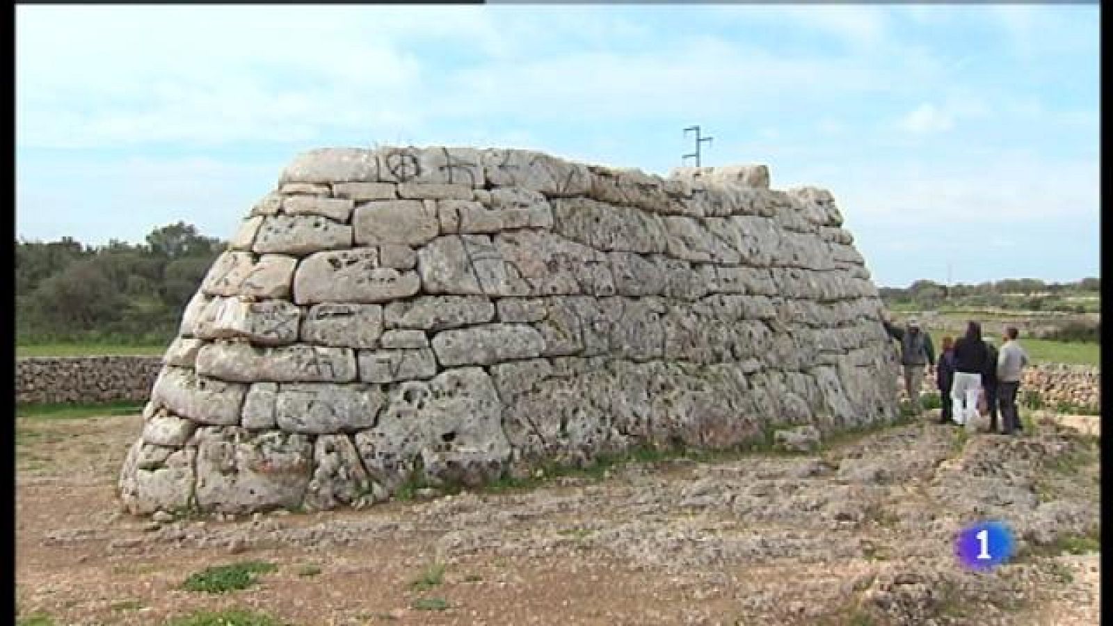 Els grafits no han arribat a la pedra de la Naveta des Tudons