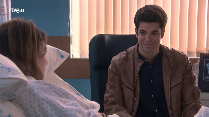 Servir y proteger - Julio visita a Alicia en el hospital