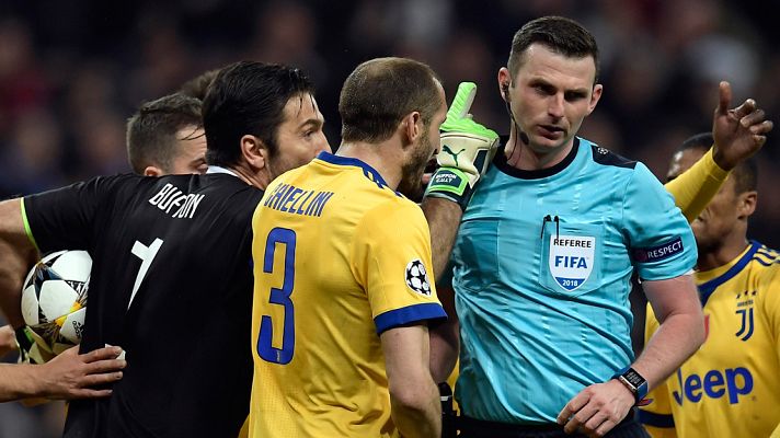 Telediario 1 - La UEFA "condena enérgicamente" el acoso sufrido por Michael Oliver y su esposa