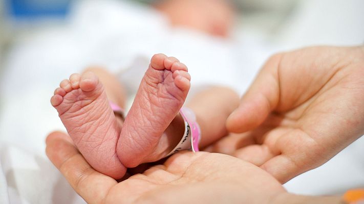 Telediario 1 - Una mujer reconocida como "bebé robado" pide al Parlamento vasco ayuda para casos como el suyo