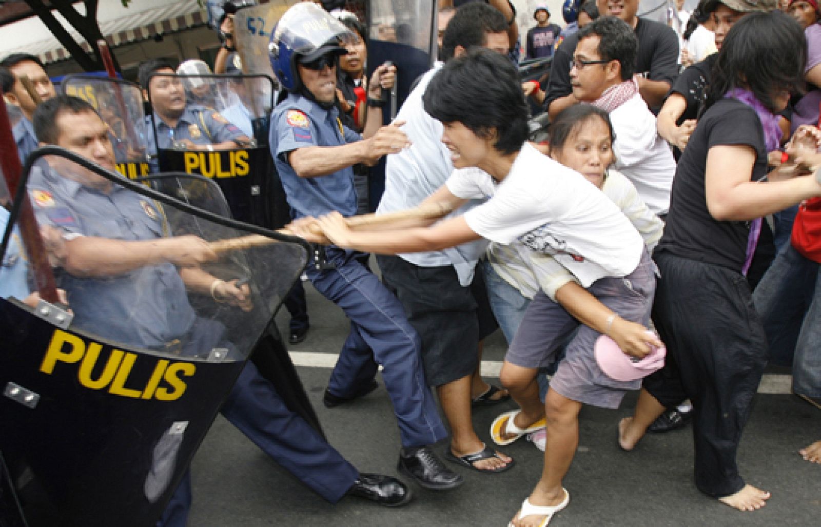 Duros enfrentamientos entre policía y manifestantes en Manila