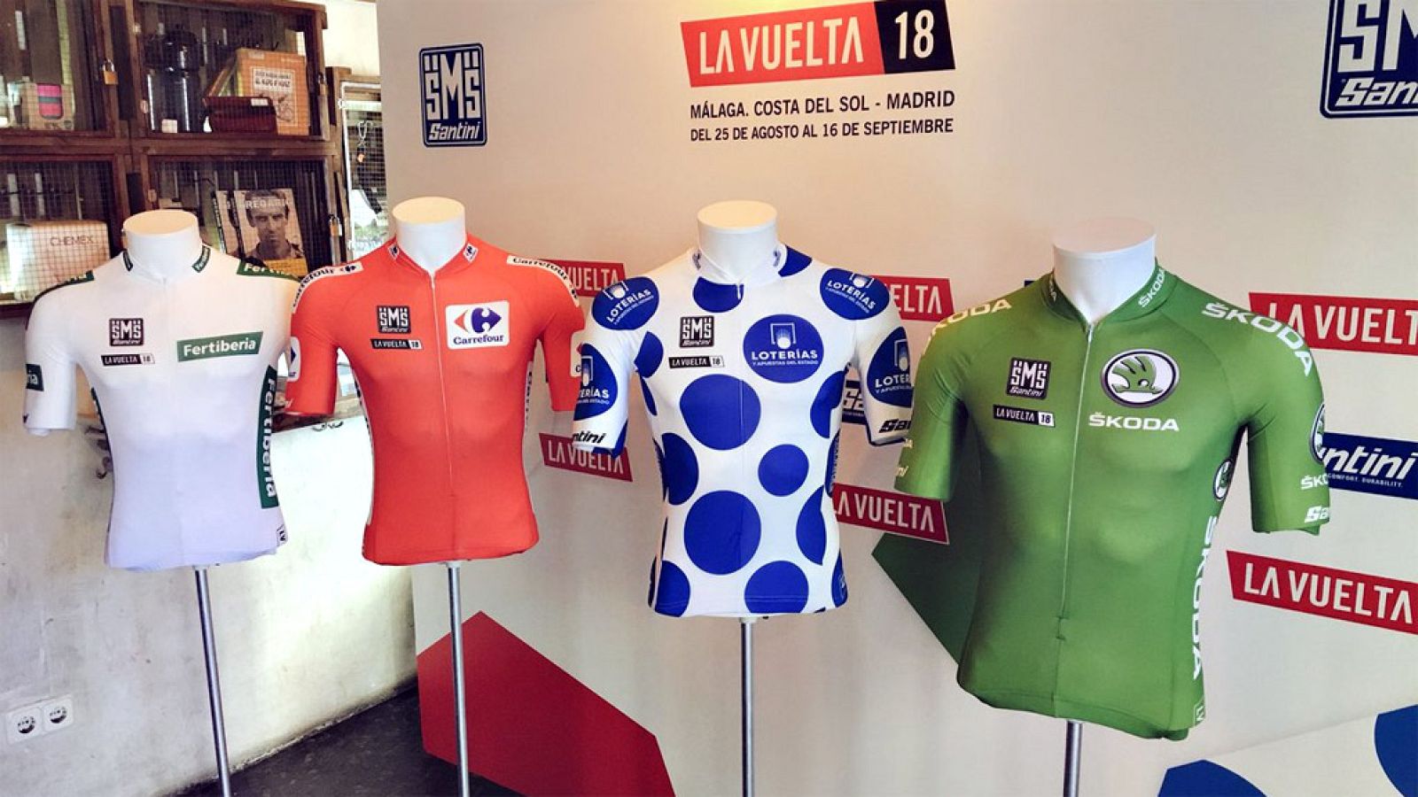 La Vuelta a España presentó los cuatro maillots diseñados por Santini para los diferentes líderes de la carrera, así como los destinados a homenajear a las 5 etapas claves de la ronda española, como Málaga, Madrid, Lagos de Covadonga, Andorra y Monte