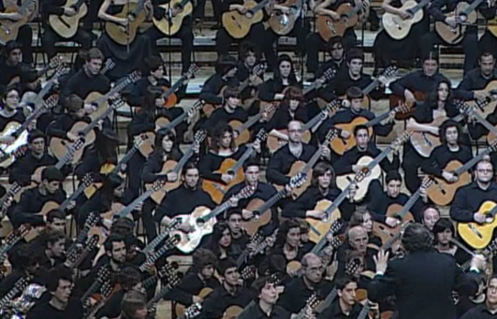 250 guitarras sonaron al unísono en el Auditori de Barcelona | Ver
