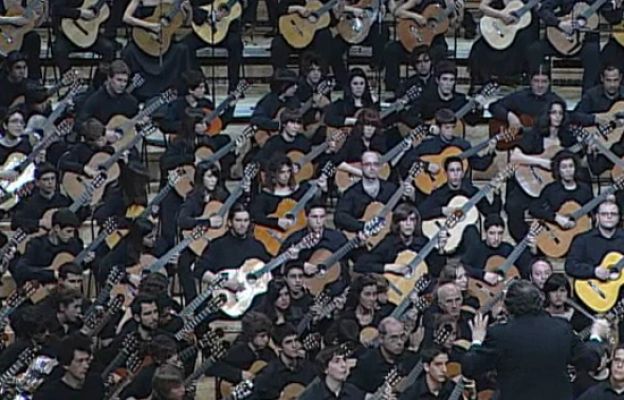  - 250 guitarras al unísono