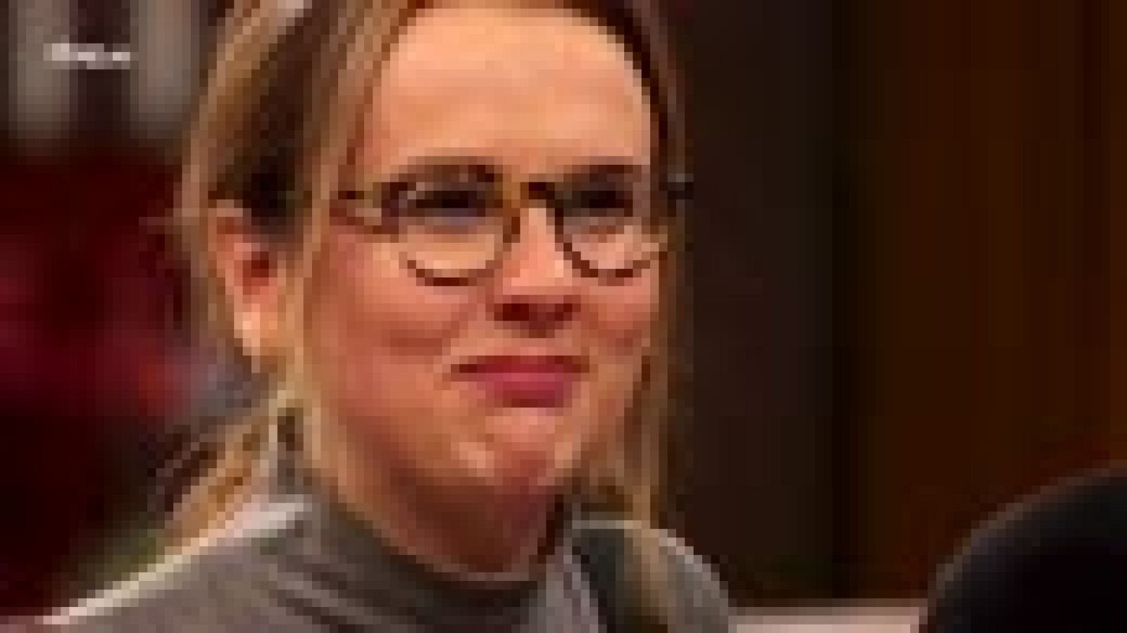 Sofía le entrega el delantal a Loli por sorpresa