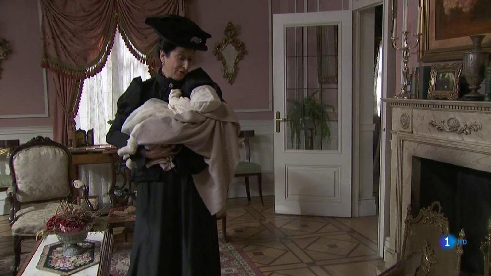 Acacias 38 - Úrsula se lleva al niño de Blanca mientras ella entierra a "su hija muerta"