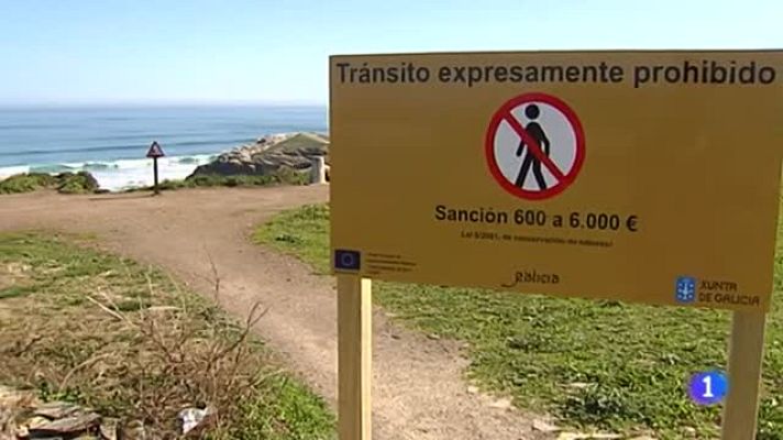 Telediario 1 - Prohibido caminar al borde de los acantilados en la playa de Las Catedrales