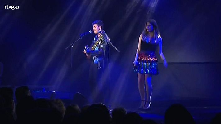 Eurovisión - Alfred y Laura Rizzotto interpretan "Wake me up" de Avicii