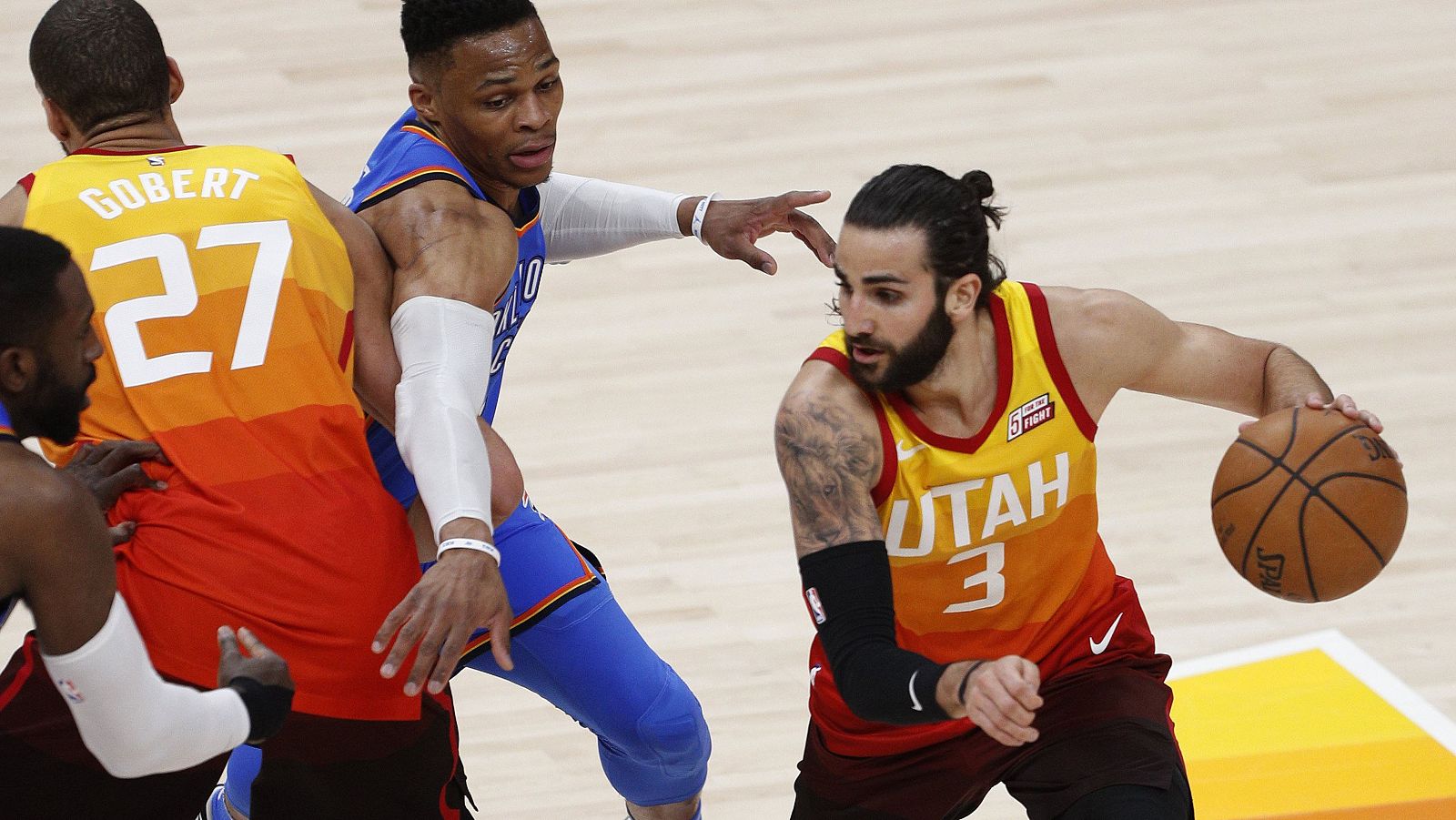 Con un flamante triple-doble, Ricky Rubio lideró la segunda victoria de Utah Jazz sobre los Thunder de Oklahoma, a los que aventajan 2-1 en su serie.