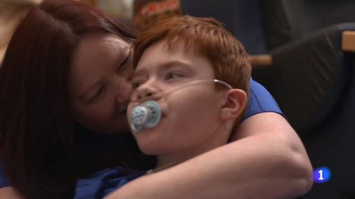 Telediario 1 - Un robot permite a un niño vivir su pasión por el Everton