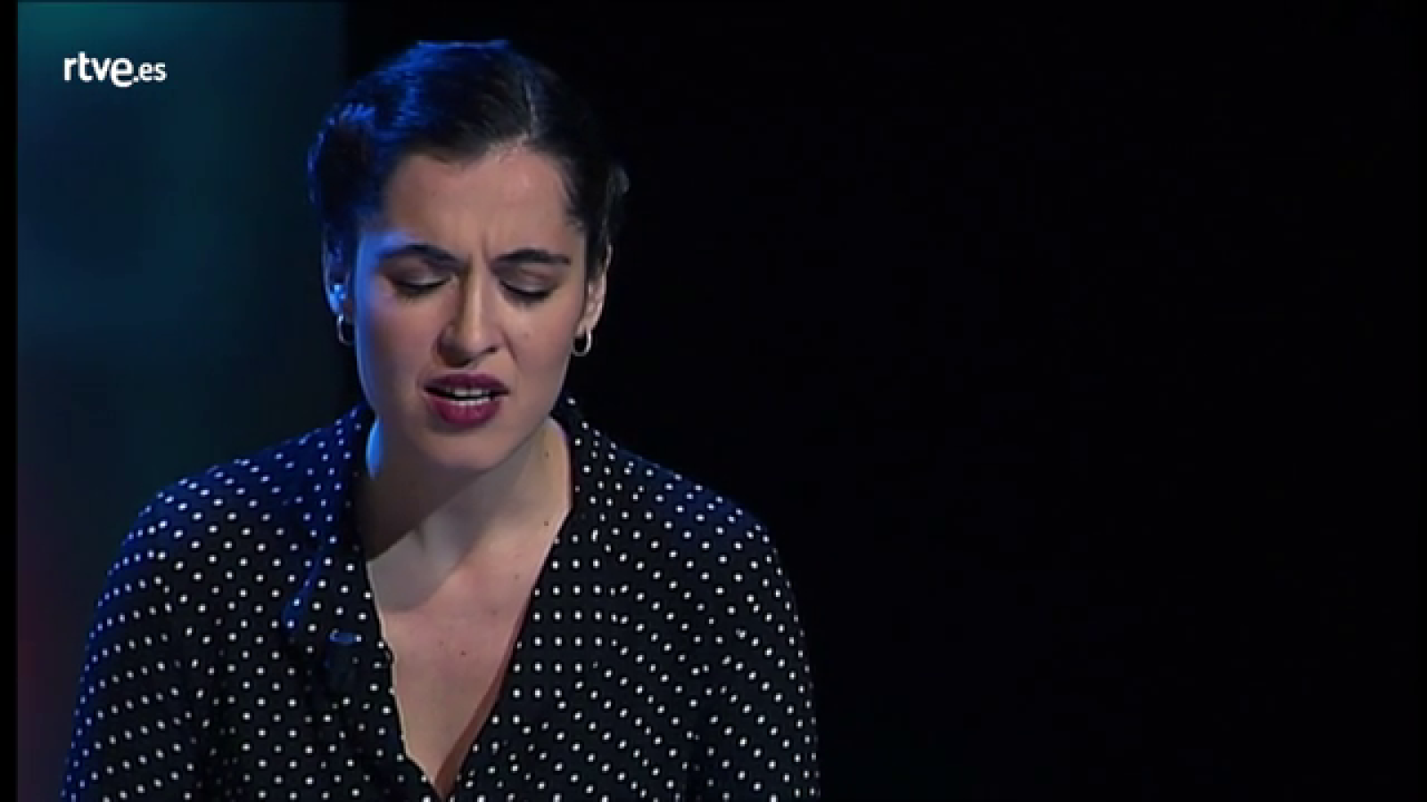 Silvia Pérez Cruz interpreta la canción 'No hay tanto pan' de 'Cerca de tu casa' en Versión Española