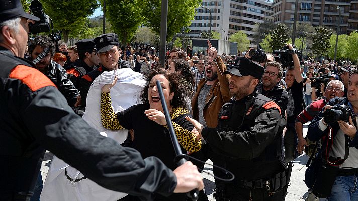 Informativo 24h - Indignación a las puertas de la Audiencia de Navarra tras conocerse el fallo de "La Manada"