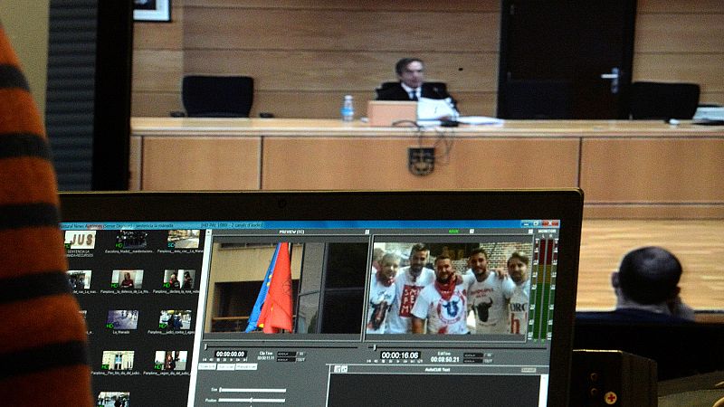 Lectura íntegra del fallo sobre 'La Manada' en la Audiencia de Navarra, que ha condenado por un delito continuado de abuso sexual con prevalimiento, con penas de 9 años de prisión y 5 de libertad vigilada, a los cinco integrantes del grupo, acusados