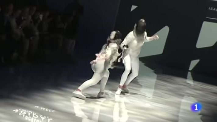 Telediario 1 - La diseñadora vasca Isabel Zapardiez muestra su colección nupcial