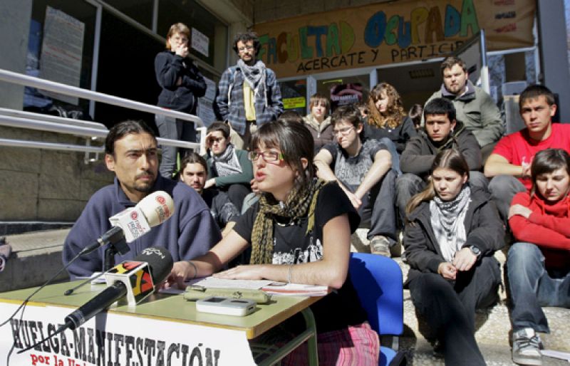 Los estudiantes antibolonia siguen encerrados en cinco edificios de dos universidades de Barcelona | Ver