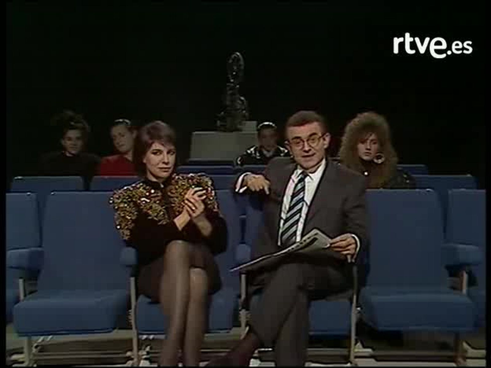 Charo López visita, tras una larga estancia en Argentina, el plató del programa de Terenci Moix.