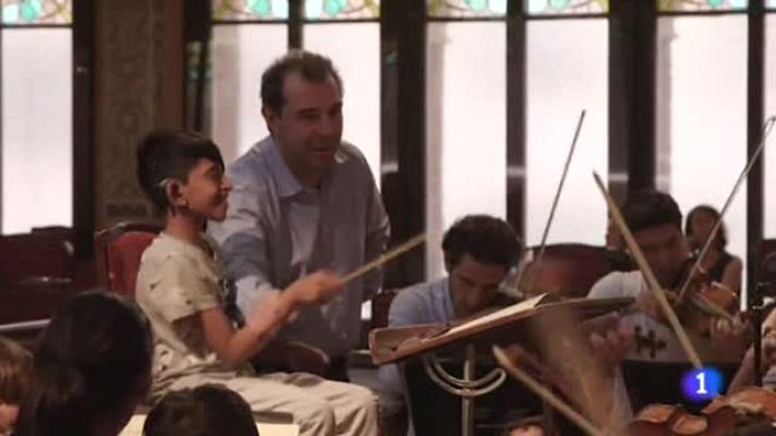 Telediario 1 - Niños sordos exploran la música a través de "Feel the Music"