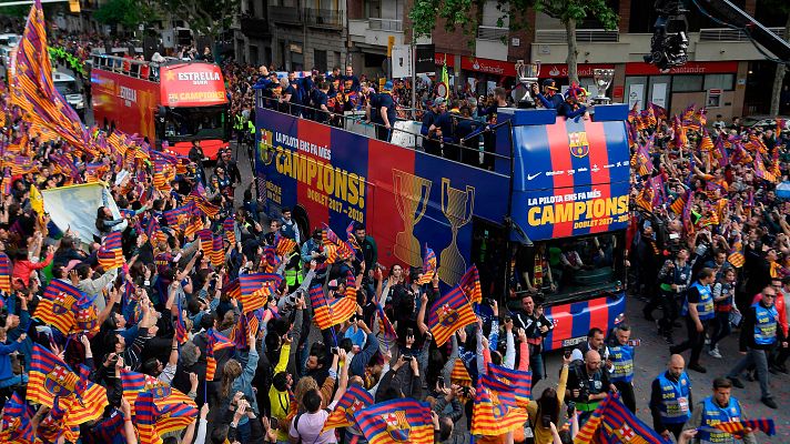 Fútbol - El Barça celebra el doblete con una rúa por Barcelona