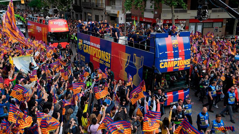 El Barça celebra el doblete con una rúa por Barcelona