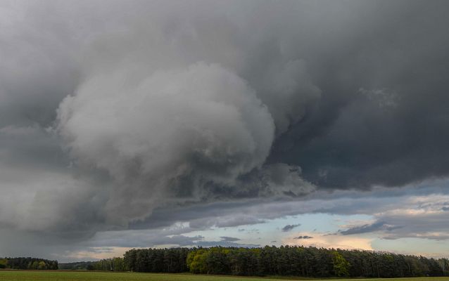 El tiempo - La semana arranca con intervalos de viento fuerte en el Cantábrico oriental