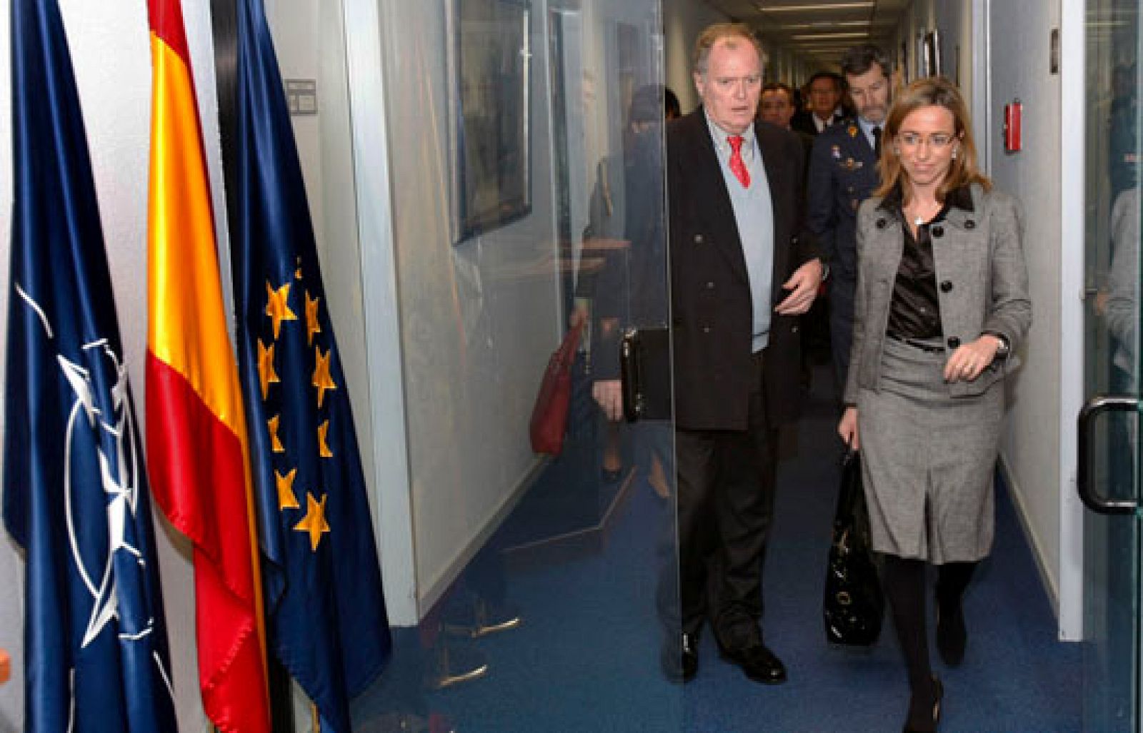 Carme Chacón se reúne en Bruselas con el secretario general de la OTAN | Ver