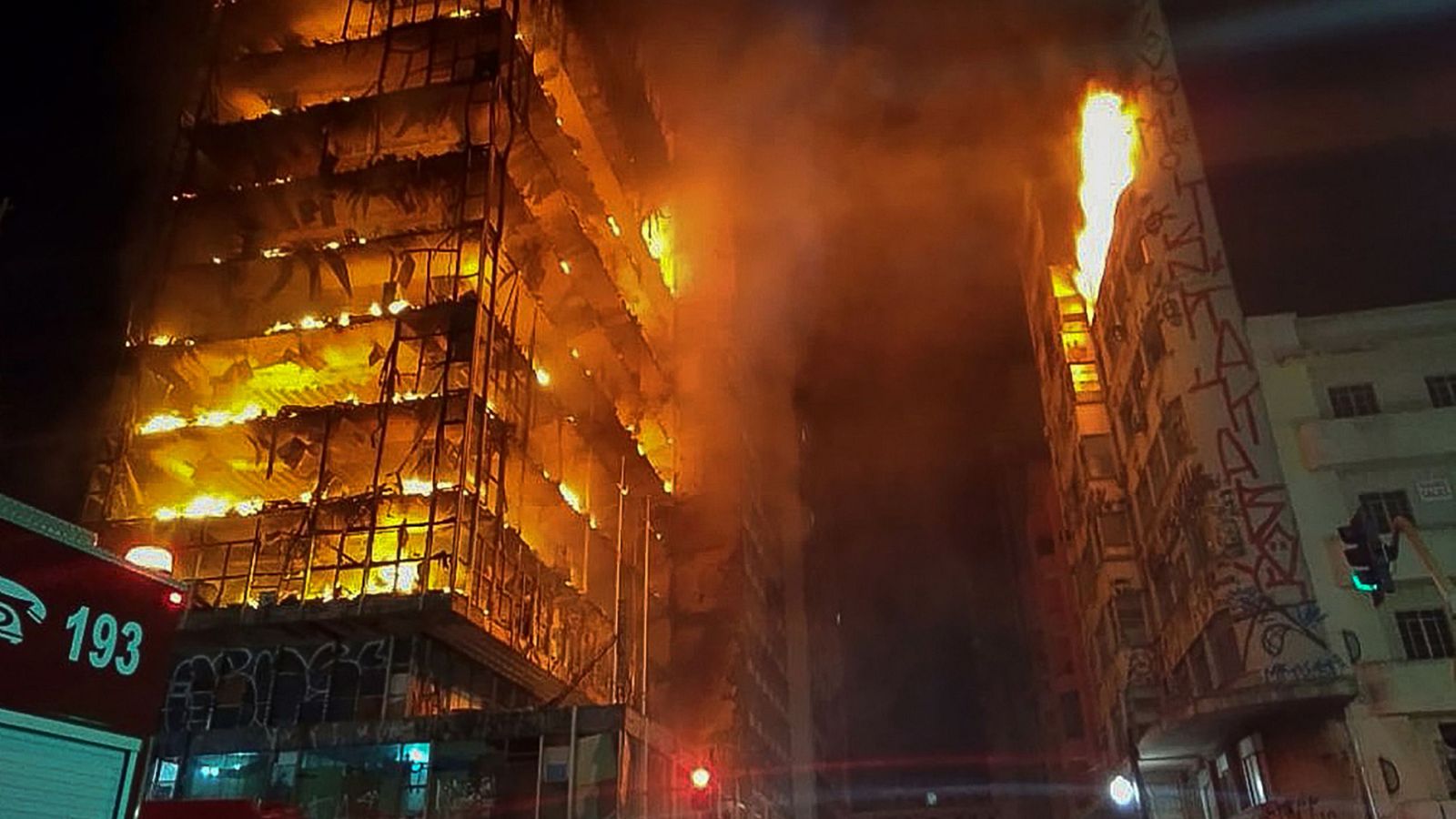 Al menos un muerto en el incendio y desplome de un edificio de 24 plantas en Sao Paulo, Brasil - Informativo 24h | Ver