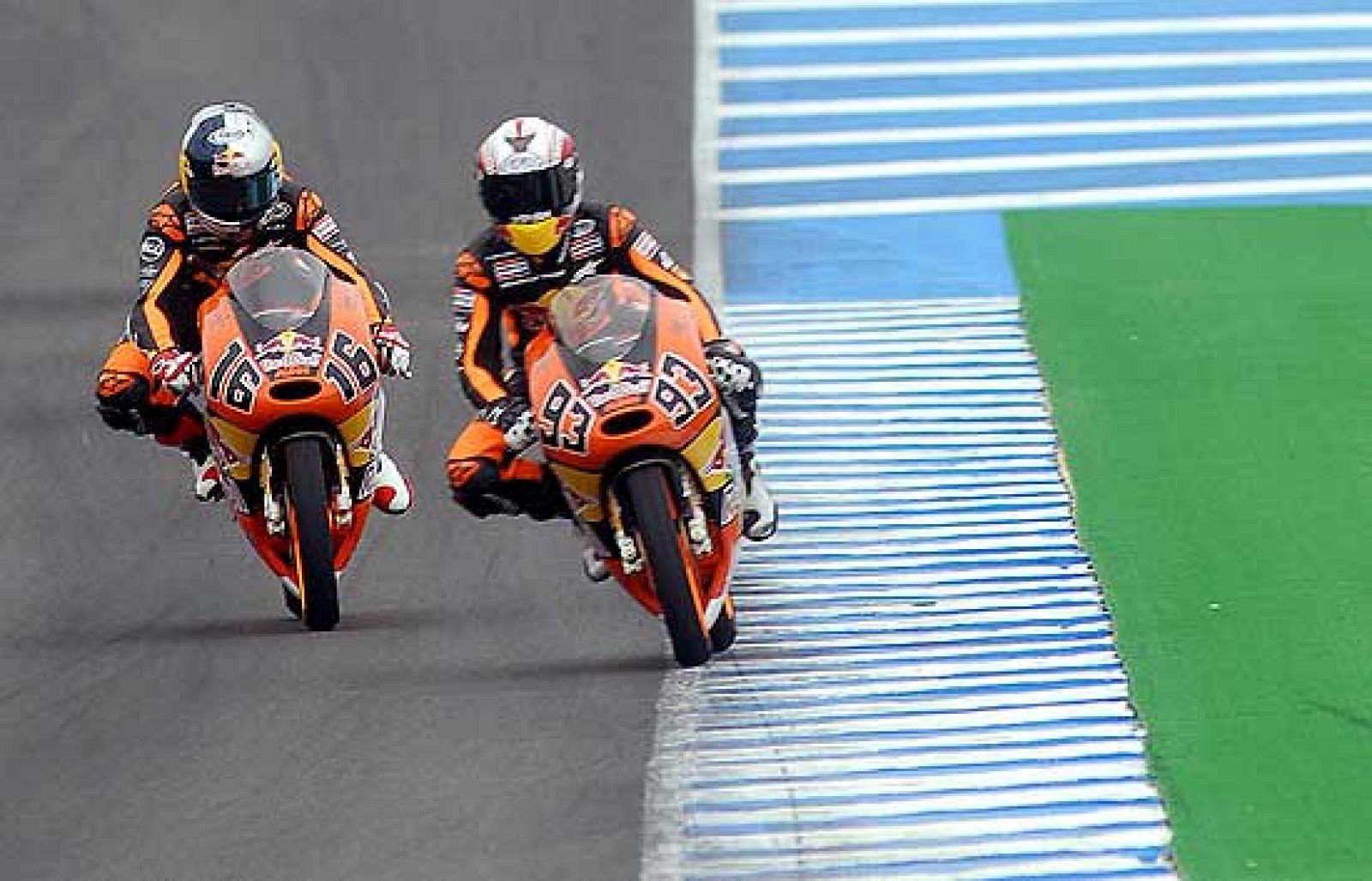 La categoría de 125 buscará en 2009 un nuevo rey, puesto que Mike di Meglio ha dejado el trono vacante tras su paso a 250. Ocho españoles, con Terola, Gadea y Simón a la cabeza, buscarán el título