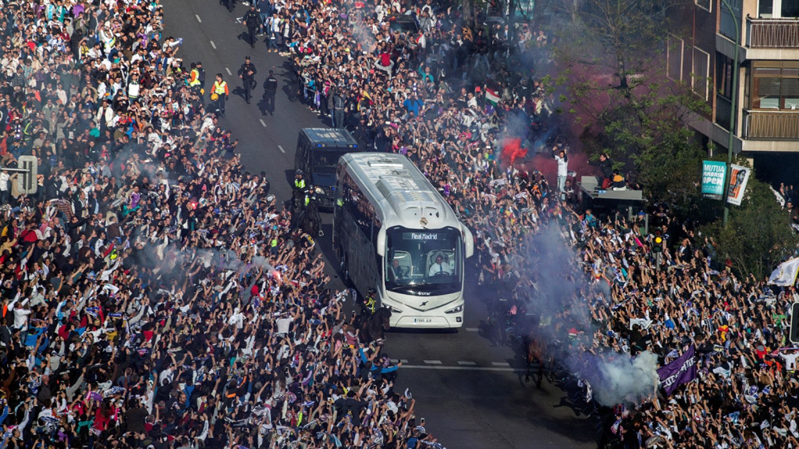 Multitudinario recibimiento al Madrid en el Bernabéu | Ver