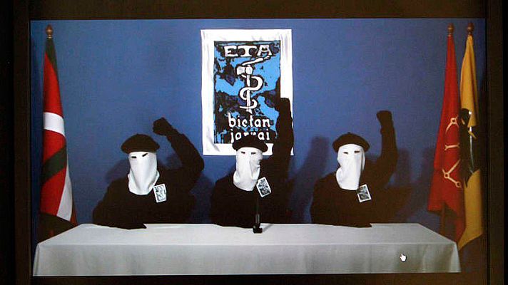 Telediario 1 - ETA comunica por carta que cierra su ciclo histórico de 60 años y desmantela estructuras