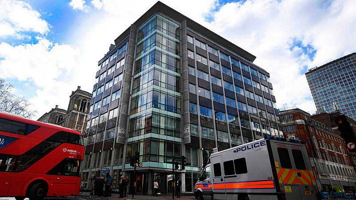 Telediario 1 - Cierra la firma Cambridge Analytica tras el polémico acceso a los datos de 87 millones de usuarios de Facebook