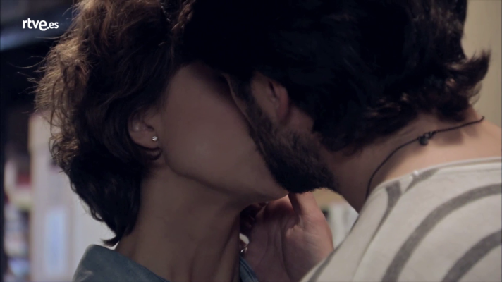 Servir y proteger - Iker besa a Alicia