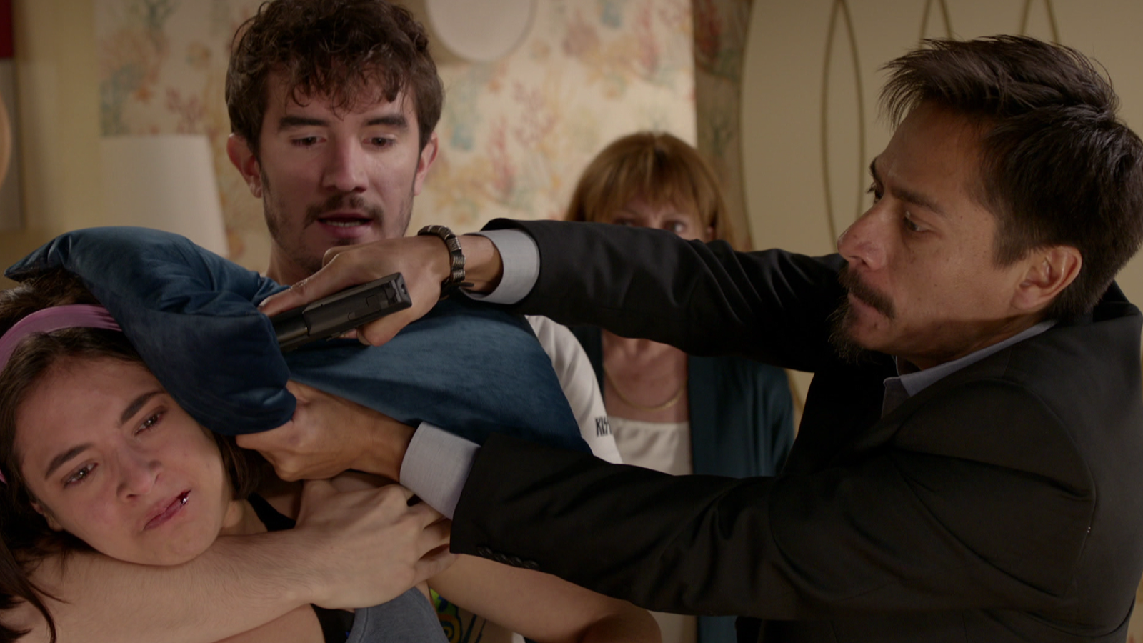 Fugitiva - Paulina a punta de pistola por Pedro