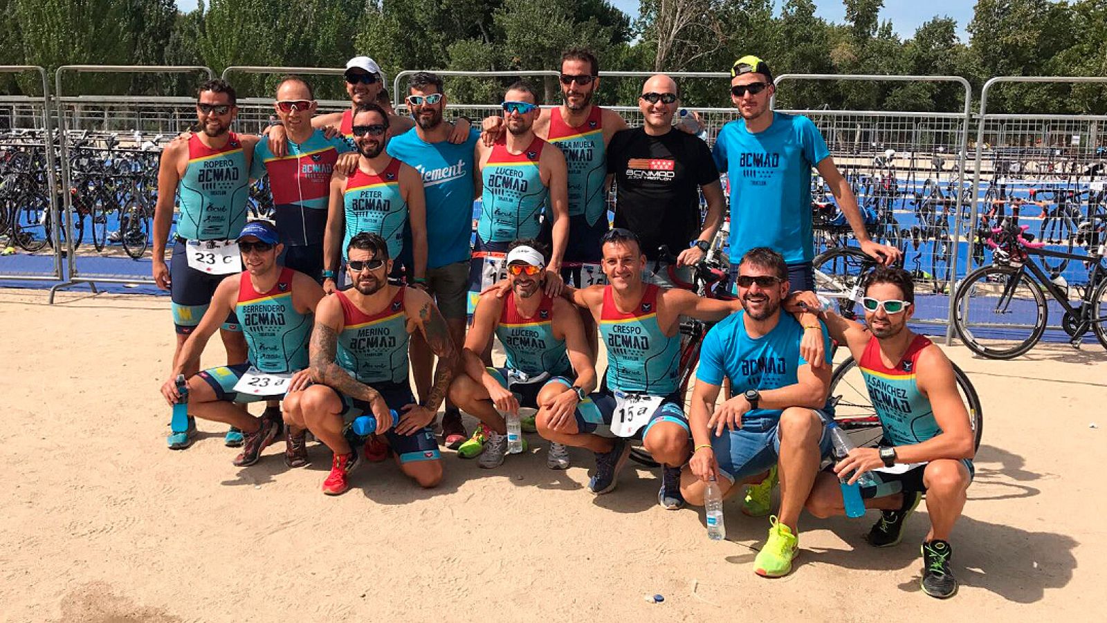La rivalidad entre Barcelona y Madrid se difumina en un club de triatlón que formaron diez amigos hace siete años. Se llama 'BcnMad' y compiten con las banderas catalana y madrileña unidas.