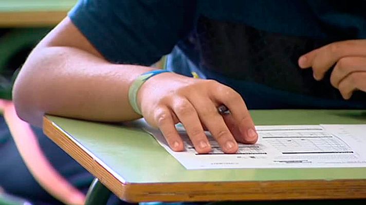 Telediario 1 - El Ministerio de Educación investiga denuncias de adoctrinamiento en medio centenar de centros educativos catalanes